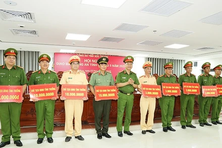 Đại tá Bùi Đức An, Phó Giám đốc Công an tỉnh Sóc Trăng trao thưởng cho các tập thể, cá nhân ( ảnh Minh Tấn)