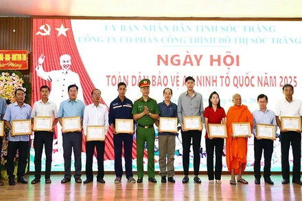 Khen thưởng các tập thể tiêu biểu trong phong trào toàn dân bảo vệ an ninh Tổ quốc.