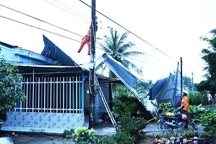 Ngành điện lực đã phục hồi đường dây điện bảo đảm sinh hoạt cho người dân.