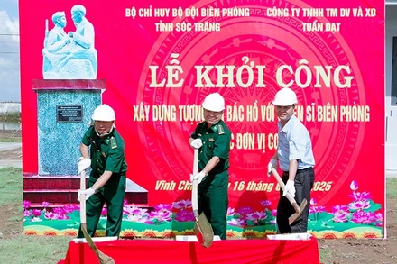 Các đại biểu động thổ khởi công xây dựng Tượng đài “Bác Hồ với chiến sĩ Biên phòng”. 