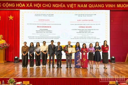 Trường đại học Cửu Long đón nhận chứng nhận kiểm định chất lượng chương trình đào tạo. 