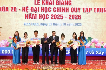 Ban Giám hiệu nhà trường trao học bổng cho tân sinh viên đạt Á khoa.