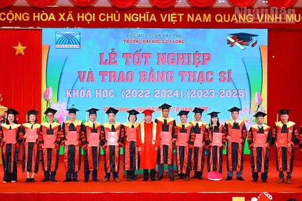 Ban Giám hiệu Trường đại học Cửu Long trao bằng tốt nghiệp cho các tân thạc sĩ. 