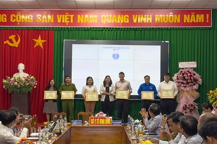 Lãnh đạo tỉnh Vĩnh Long trao Bằng khen cho tập thể và cá nhân có thành tích xuất sắc trong việc phối hợp triển khai bệnh án điện tử ngành y tế. 