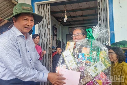 Bí thư Tỉnh ủy Vĩnh Long Trần Văn Lâu trao quà cho người dân vùng sạt lở cồn Thanh Long. 