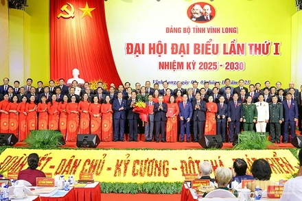 Ra mắt Ban Chấp hành Đảng bộ tỉnh Vĩnh Long lần thứ I, nhiệm kỳ 2025-2030. 