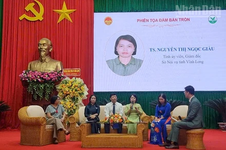 Các diễn giả tham gia phiên tọa đàm. 