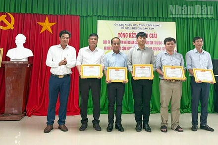 Ban Tổ chức khen thưởng những học sinh đoạt giải khối trung học cơ sở. 