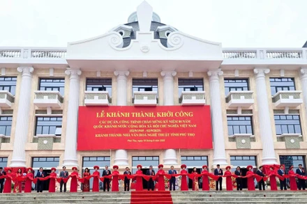 Các đại biểu cắt băng khánh thành Nhà văn hóa nghệ thuật tỉnh Phú Thọ.