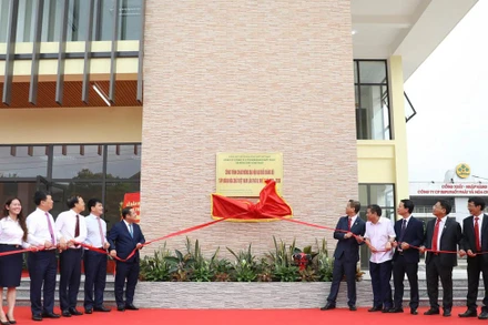 Các đại biểu kéo biển khánh thành công trình chào mừng Đại hội Đảng bộ Tập đoàn Hóa chất Việt Nam.