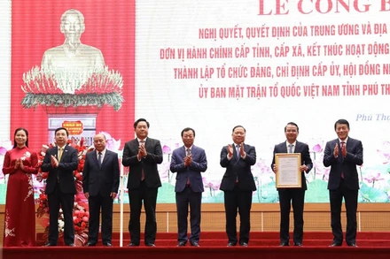 Đại tướng Lương Tam Quang trao Quyết định công bố thành lập Đảng bộ tỉnh Phú Thọ.