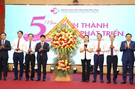 Lãnh đạo tỉnh Phú Thọ tặng hoa chúc mừng 5 năm thành lập Bệnh viện Sản Nhi Phú Thọ.