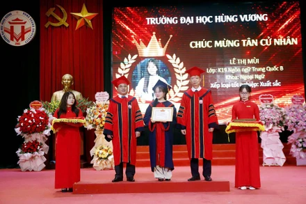 Ban Giám hiệu Trường đại học Hùng Vương trao bằng tốt nghiệp cho các sinh viên.