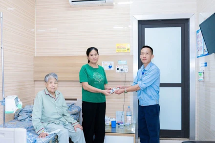 Anh Đào Trung Kiên trả lại tiền nhặt được cho người nhà người bệnh.