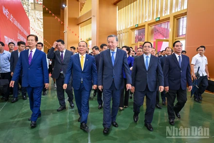 [Ảnh] Tổng Bí thư và Thủ tướng tham quan Trung tâm Hội chợ Triển lãm quốc gia