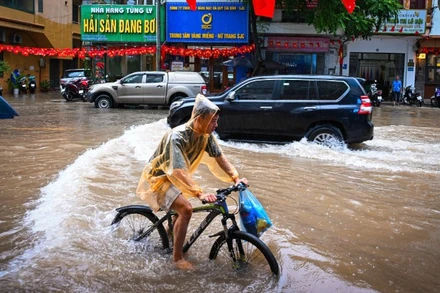 [Ảnh] Nhiều tuyến phố Hà Nội ngập sâu, xe đạp thành phương tiện "ưu việt"