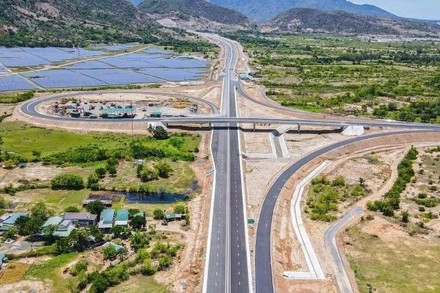 Phó Thủ tướng Thường trực Nguyễn Hòa Bình yêu cầu tập trung giải quyết dứt điểm các khó khăn, vướng mắc liên quan đến công tác đền bù, hỗ trợ, tái định cư của các dự án trước ngày 15/8/2025.