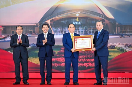 Tập đoàn Vingroup nhận Huân chương Lao động hạng Nhất