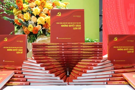 Cuốn sách “Đảng Cộng sản Việt Nam qua các kỳ đại hội - Những quyết sách lịch sử”.