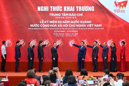 Các đại biểu thực hiện nghi thức bấm nút khai trương Trung tâm Báo chí Lễ kỷ niệm 80 năm Quốc khánh. (Ảnh: THỦY NGUYÊN)