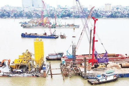 Các dự án trọng điểm trên địa bàn Thành phố Hà Nội đang được tập trung bảo đảm tiến độ. Trong ảnh: Công trường xây dựng cầu Trần Hưng Đạo đang khẩn trương thi công. (Ảnh QUANG THÁI)