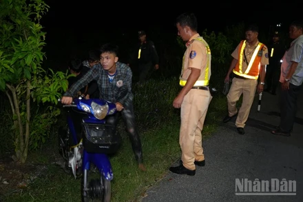 Lực lượng Công an bắt giữ các đối tượng tụ tập điều khiển xe nẹt pô, rú ga trên đường Lộ Dây Thép. (Ảnh: TRỌNG TÍN)