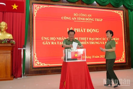 Các đồng chí trong Đảng ủy, Ban Giám đốc Công an tỉnh Đồng Tháp ủng hộ nhân dân bị thiệt hại.