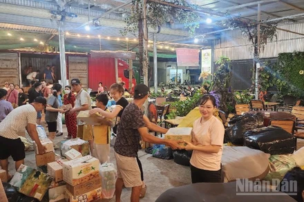 Câu lạc bộ thiện nguyện Từ Ái, phường Trung An, tỉnh Đồng Tháp chất hàng lên xe hướng ra miền Bắc.