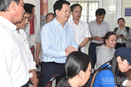 Đồng chí Mai Văn Chính cùng đoàn công tác kiểm tra tại Trung tâm phục vụ Hành chính công phường Đạo Thạnh (tỉnh Đồng Tháp).