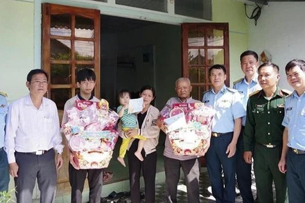 Quân chủng Phòng không Không quân khen thưởng các cá nhân tham gia hỗ trợ cứu nạn vụ rơi máy bay Yak-130. (Ảnh: Quân chủng Phòng không Không quân)