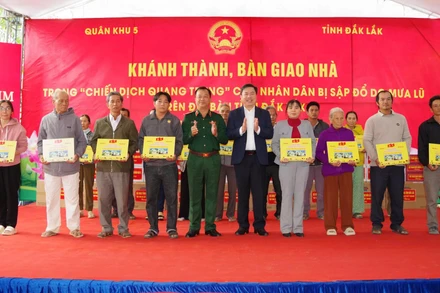 Thiếu tướng Trần Thanh Hải, Phó Tư lệnh Quân khu 5 và đồng chí Trần Hữu Thế, Phó Chủ tịch Thường trực Ủy ban Mặt trận Tổ quốc Việt Nam tỉnh Đắk Lắk tặng quà cho các hộ dân. 