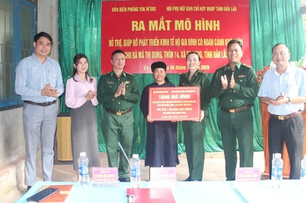 Đồn Biên phòng Yok M’bre và Hội Phụ nữ Ban Chỉ huy Bộ đội Biên phòng tỉnh trao mô hình “hỗ trợ, giúp đỡ phát triển kinh tế hộ gia đình có hoàn cảnh khó khăn” cho gia đình bà Mã Thị Dung tại thôn 14, xã Ea Bung.