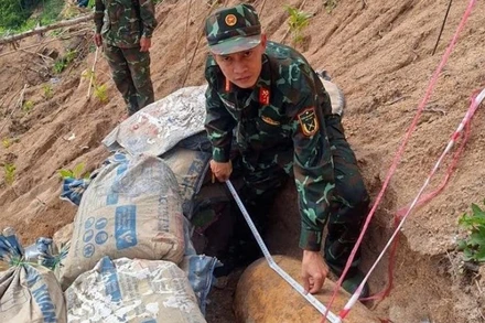 Lực lượng công binh Bộ Chỉ huy quân sự tỉnh Đắk Lắk kiểm tra thông số quả bom 750 -LB GP M117 trước khi hủy nổ. (Ảnh: Phan Diệm)