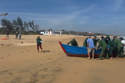 Cán bộ, chiến sĩ Đồn Biên phòng Tuy Hòa phối hợp người dân địa phương hỗ trợ trục vớt, đưa phương tiện gặp sự cố vào bờ an toàn.