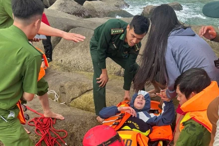 Lực lượng Biên phòng phối hợp các lực lượng khẩn trương tổ chức sơ cứu, đưa nạn nhân bị nạn bảo đảm an toàn để chuyển đến cơ sở y tế.