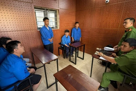 Các đối tượng trong đường dây tổ chức đánh bạc và đánh bạc tại cơ quan Công an.