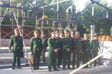 Đoàn công tác Quân khu 5 kiểm tra các tổ thi công tại thực địa.