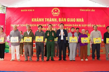 Quân khu 5 và Ủy ban nhân dân tỉnh Đắk Lắk tổ chức khánh thành, bàn giao nhà cho người dân vùng lũ tỉnh Đắk Lắk.