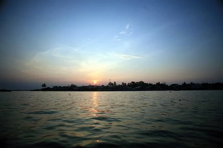 Bình minh sông Hậu.