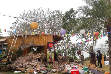 Cơ quan chức năng xử lý một công trình vi phạm trên địa bàn phường Bồ Đề (Hà Nội). (Ảnh VĂN HỌC)