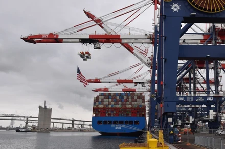 Một cảng hàng hóa tại California, Mỹ.