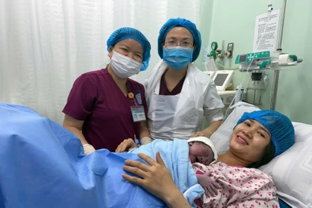 Niềm hạnh phúc khi được đón con chào đời. (Nguồn Bệnh viện Hùng Vương)