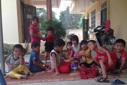 Ở nhiều trường học vùng núi phía bắc còn thiếu nhân viên y tế trong trường học. (Ảnh DIÊN KHÁNH)