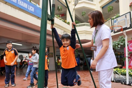 Hiện nay, rất ít trường có được nhân viên y tế chuyên trách. Ảnh Đại Thế