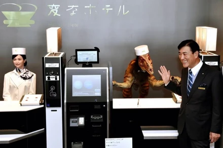 Chủ tịch Hideo Sawada cùng đội ngũ “nhân viên” robot tại khách sạn Henn na ở Nhật Bản.
