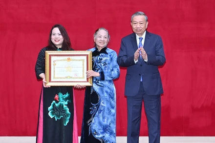 Tổng Bí thư Tô Lâm trao Danh hiệu Anh hùng lực lượng vũ trang nhân dân thời kỳ kháng chiến chống Mỹ, cứu nước cho đại diện gia đình đồng chí Bộ trưởng, Thượng tướng Bùi Thiện Ngộ.