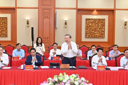Tổng Bí thư Tô Lâm và các đồng chí lãnh đạo Đảng, Nhà nước chủ trì làm việc với Ban Thường vụ Thành ủy Hà Nội và Thành phố Hồ Chí Minh.