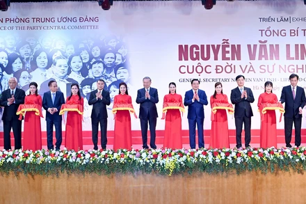 Tổng Bí thư Tô Lâm, các đồng chí lãnh đạo Đảng, Nhà nước và các đại biểu cắt băng khai mạc Triển lãm “Tổng Bí thư Nguyễn Văn Linh - Cuộc đời và sự nghiệp”. (Ảnh: ĐĂNG KHOA)