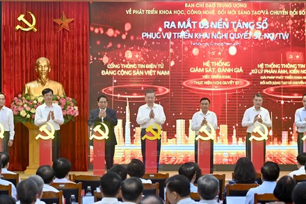 Tổng Bí thư Tô Lâm, Thủ tướng Phạm Minh Chính và các đồng chí lãnh đạo Đảng, Nhà nước thực hiện nghi thức ra mắt 3 nền tảng số phục vụ triển khai Nghị quyết số 57-NQ/TW.