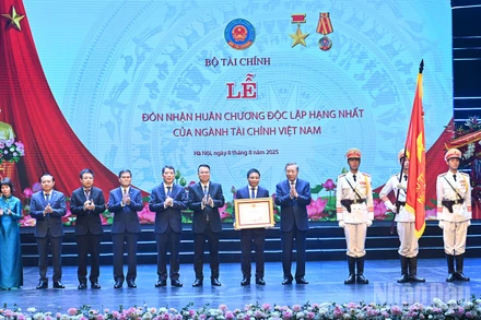 Tổng Bí thư Tô Lâm trao Huân chương Độc lập hạng Nhất tặng ngành tài chính. (Ảnh ĐĂNG KHOA)